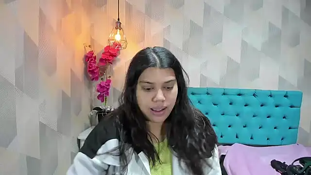 Snapshot of LindaBreeS chatting on July 2026 04:18:02 AM LindaBreeS online show from July 2026 04:18:02 AM