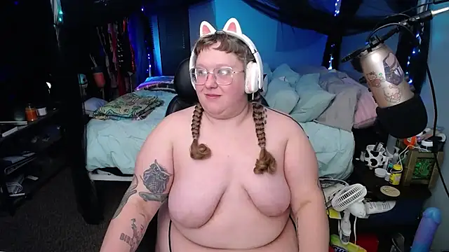 Snapshot of FatVeronica chatting on February 2025 01:30:01 PM FatVeronica online show from February 2025 01:30:01 PM