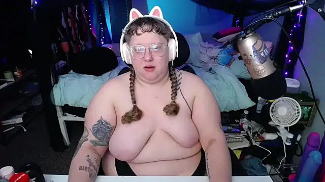 Snapshot of FatVeronica chatting on March 2025 02:29:02 PM FatVeronica online show from March 2025 02:29:02 PM