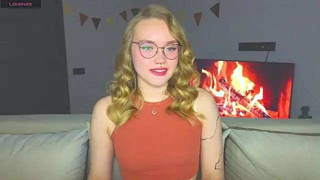 Snapshot of Aurora_Golden1 chatting on December 2024 03:43:01 PM Aurora Golden1 online show from December 2024 03:43:01 PM