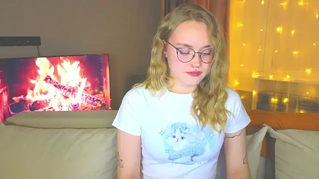 Snapshot of Aurora_Golden1 chatting on December 2024 04:43:01 PM Aurora Golden1 online show from December 2024 04:43:01 PM