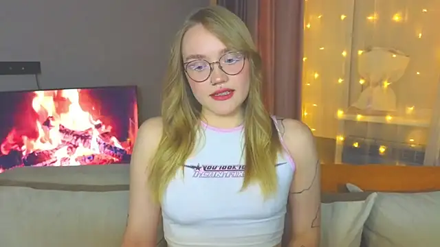 Snapshot of Aurora_Golden1 chatting on December 2024 03:53:01 PM Aurora Golden1 online show from December 2024 03:53:01 PM