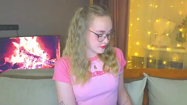 Snapshot of Aurora_Golden1 chatting on December 2024 03:58:01 PM Aurora Golden1 online show from December 2024 03:58:01 PM