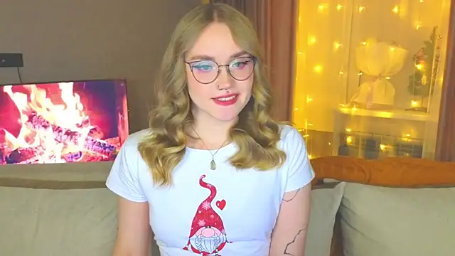 Snapshot of Aurora_Golden1 chatting on December 2024 08:42:02 PM Aurora Golden1 online show from December 2024 08:42:02 PM