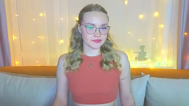 Snapshot of Aurora_Golden1 chatting on February 2025 04:22:01 PM Aurora Golden1 online show from February 2025 04:22:01 PM