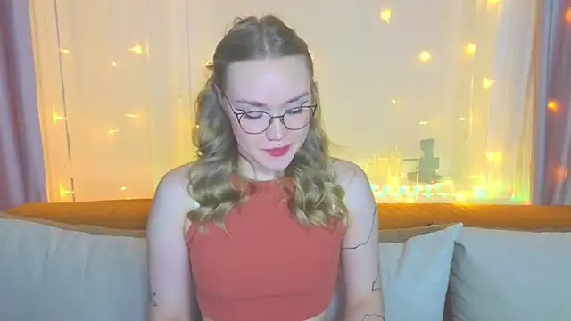 Snapshot of Aurora_Golden1 chatting on February 2025 07:25:01 PM Aurora Golden1 online show from February 2025 07:25:01 PM