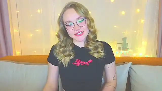 Snapshot of Aurora_Golden1 chatting on February 2025 05:12:01 PM Aurora Golden1 online show from February 2025 05:12:01 PM