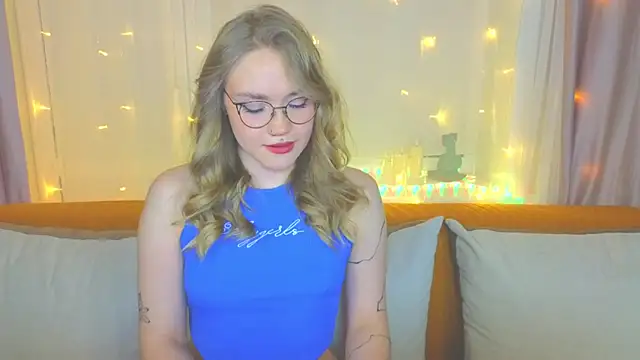 Snapshot of Aurora_Golden1 chatting on February 2025 07:09:01 PM Aurora Golden1 online show from February 2025 07:09:01 PM