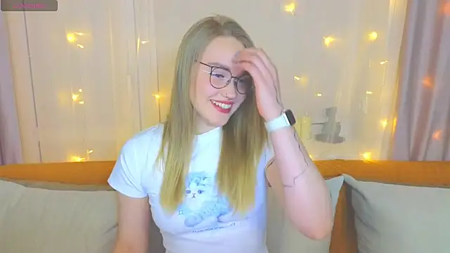 Snapshot of Aurora_Golden1 chatting on February 2025 03:20:01 PM Aurora Golden1 online show from February 2025 03:20:01 PM