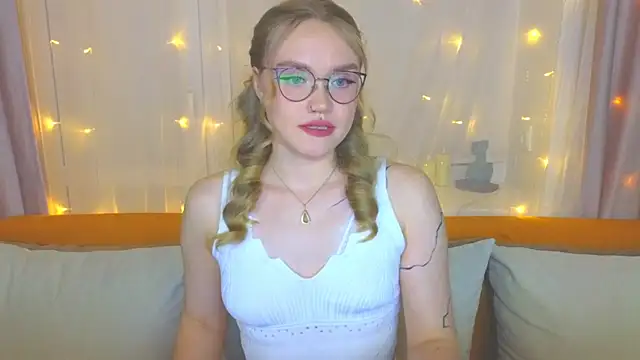 Snapshot of Aurora_Golden1 chatting on March 2025 06:55:02 PM Aurora Golden1 online show from March 2025 06:55:02 PM