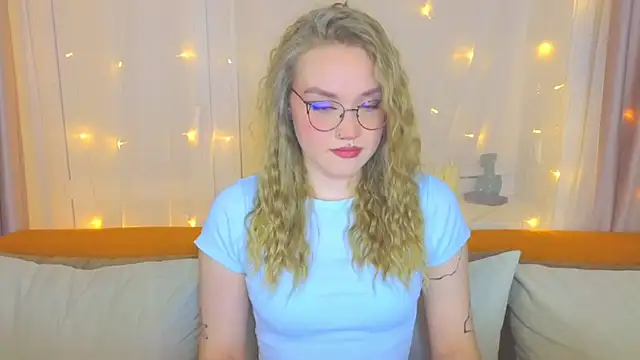 Snapshot of Aurora_Golden1 chatting on March 2025 03:02:02 PM Aurora Golden1 online show from March 2025 03:02:02 PM