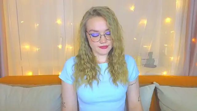 Snapshot of Aurora_Golden1 chatting on March 2025 06:07:01 PM Aurora Golden1 online show from March 2025 06:07:01 PM