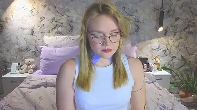 Snapshot of Aurora_Golden1 chatting on November 2025 06:17:01 PM Aurora Golden1 online show from November 2025 06:17:01 PM