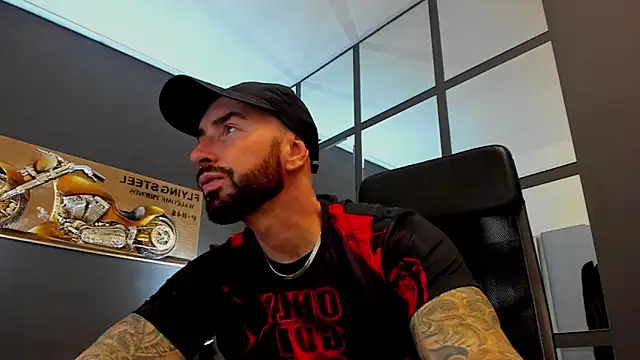 Snapshot of AronGrant chatting on October 2025 10:32:02 AM AronGrant online show from October 2025 10:32:02 AM