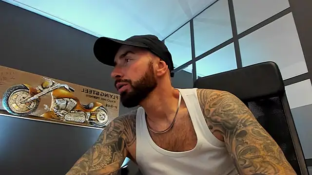 Snapshot of AronGrant chatting on November 2025 09:32:01 AM AronGrant online show from November 2025 09:32:01 AM