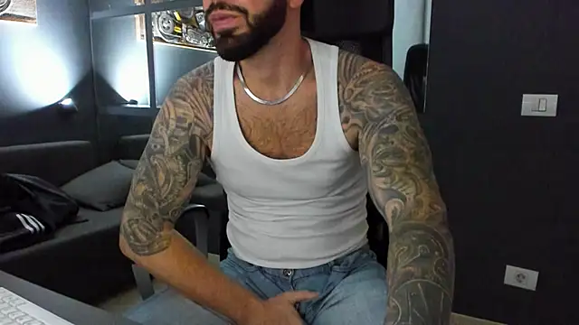 Snapshot of AronGrant chatting on November 2025 10:16:01 AM AronGrant online show from November 2025 10:16:01 AM