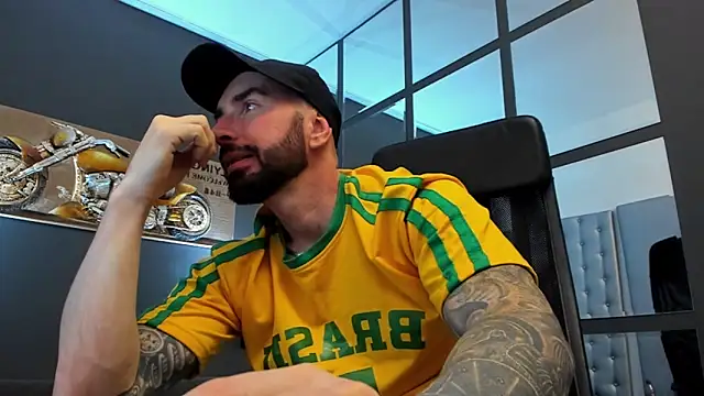 Snapshot of AronGrant chatting on November 2025 12:27:01 PM AronGrant online show from November 2025 12:27:01 PM