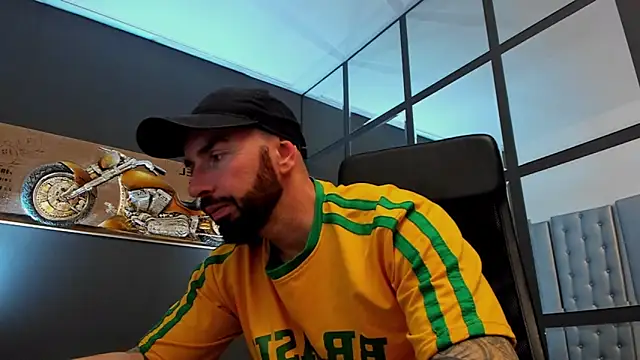 Snapshot of AronGrant chatting on November 2025 09:39:01 AM AronGrant online show from November 2025 09:39:01 AM