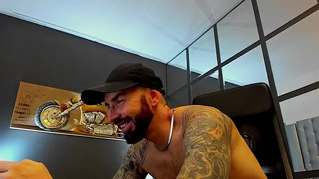 Snapshot of AronGrant chatting on November 2025 09:58:01 AM AronGrant online show from November 2025 09:58:01 AM