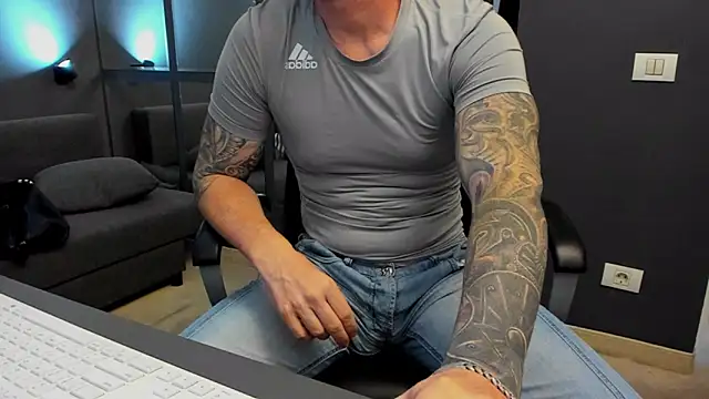 Snapshot of AronGrant chatting on November 2025 09:31:01 AM AronGrant online show from November 2025 09:31:01 AM