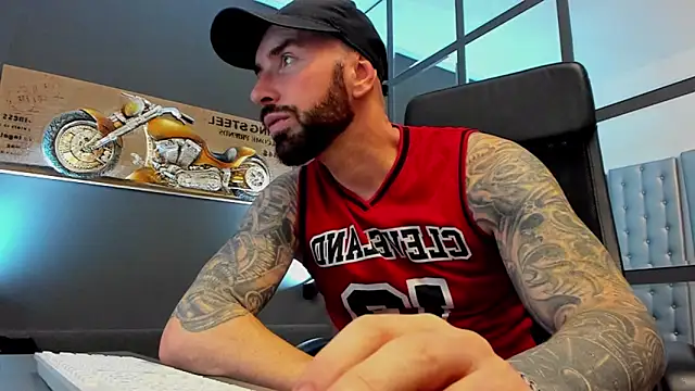 Snapshot of AronGrant chatting on November 2025 11:21:02 AM AronGrant online show from November 2025 11:21:02 AM