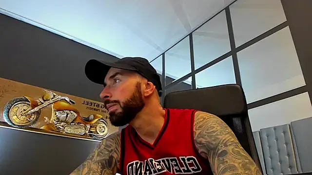 Snapshot of AronGrant chatting on November 2025 09:42:02 AM AronGrant online show from November 2025 09:42:02 AM