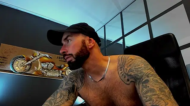 Snapshot of AronGrant chatting on November 2025 09:32:02 AM AronGrant online show from November 2025 09:32:02 AM