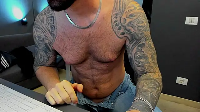 Snapshot of AronGrant chatting on November 2025 10:17:02 AM AronGrant online show from November 2025 10:17:02 AM