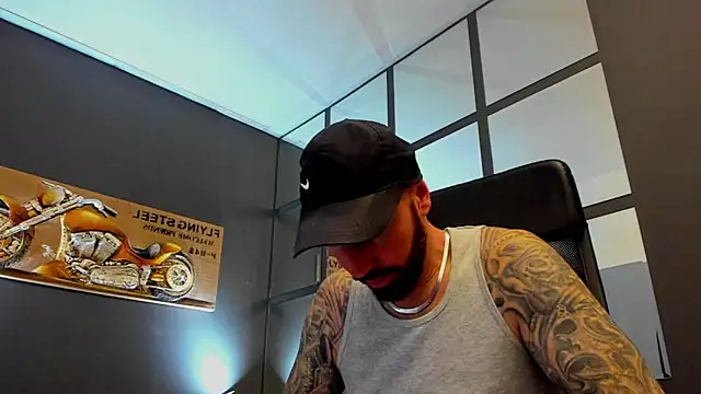 Snapshot of AronGrant chatting on December 2025 10:57:01 AM AronGrant online show from December 2025 10:57:01 AM