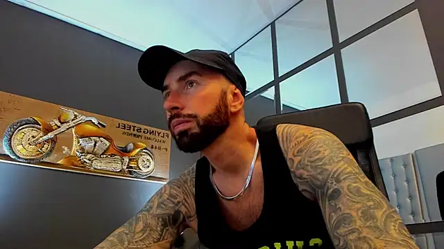 Snapshot of AronGrant chatting on December 2025 10:31:01 AM AronGrant online show from December 2025 10:31:01 AM