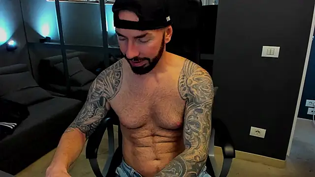 Snapshot of AronGrant chatting on December 2025 10:11:02 AM AronGrant online show from December 2025 10:11:02 AM