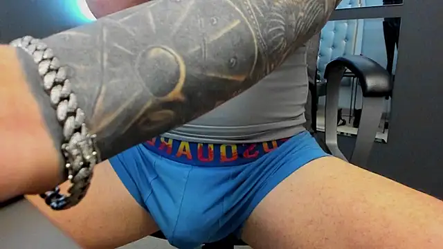 Snapshot of AronGrant chatting on December 2025 10:33:01 AM AronGrant online show from December 2025 10:33:01 AM