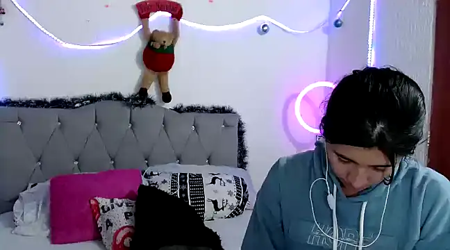 Yeimy sweetf online show from December 2024 10:51:02 PM