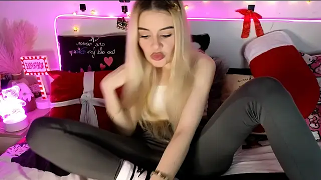 nicollewetpussy online show from December 2025 11:00:01 PM