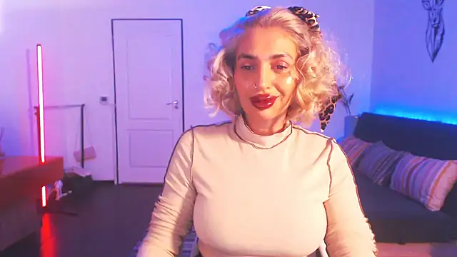 Snapshot of beauty_chl0e chatting on January 2025 08:42:01 PM beauty chl0e online show from January 2025 08:42:01 PM