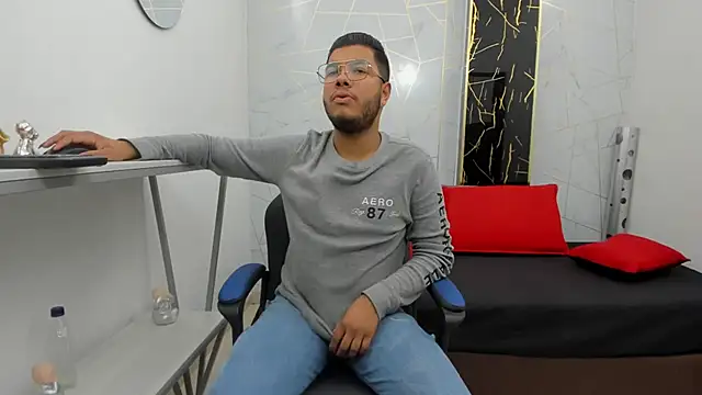 Snapshot of ian_tomson chatting on November 2025 08:03:01 AM ian tomson online show from November 2025 08:03:01 AM