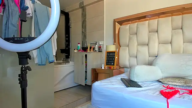 emilyparkerr01 online show from March 2025 02:11:02 PM