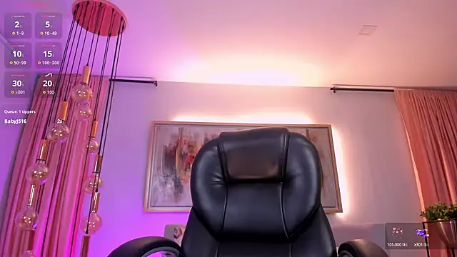 Snapshot of RoxanneHill_ chatting on January 2025 05:56:02 PM RoxanneHill online show from January 2025 05:56:02 PM