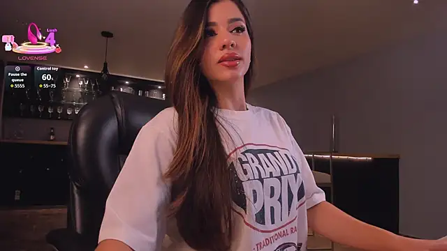 Snapshot of RoxanneHill_ chatting on September 2025 11:32:01 AM RoxanneHill online show from September 2025 11:32:01 AM