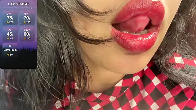 Snapshot of Spice-Summi chatting on December 2024 08:41:01 AM Spice-Summi online show from December 2024 08:41:01 AM