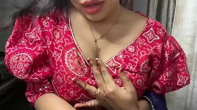 Snapshot of Spice-Summi chatting on March 2025 02:10:02 PM Spice-Summi online show from March 2025 02:10:02 PM