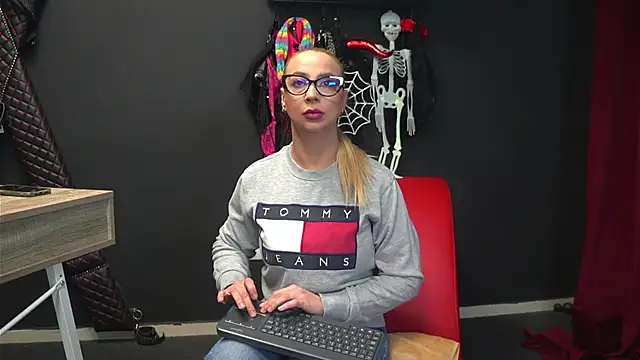 Snapshot of CelineConner chatting on October 2025 05:11:02 AM CelineConner online show from October 2025 05:11:02 AM