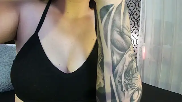 Adeelinee online show from November 2025 08:19:02 PM