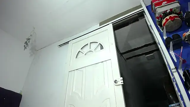 Squirter pussybomb online show from May 2026 05:04:01 AM