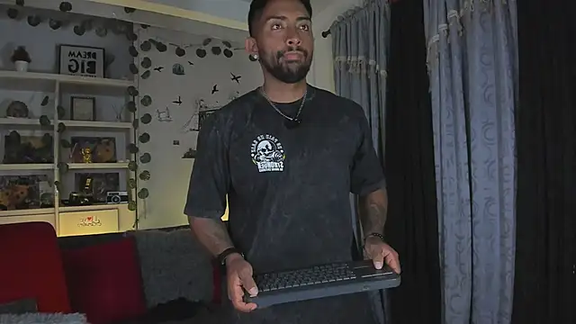 Snapshot of Couple_muscle1 chatting on January 2026 09:39:02 PM Couple muscle1 online show from January 2026 09:39:02 PM