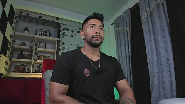 Snapshot of Couple_muscle1 chatting on January 2026 08:47:02 PM Couple muscle1 online show from January 2026 08:47:02 PM