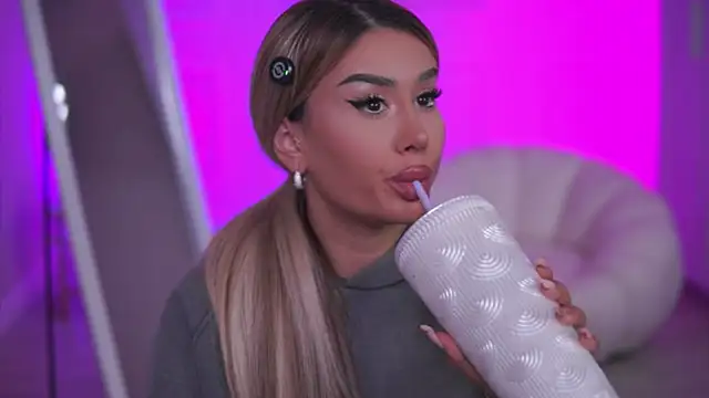 EvaZane online show from November 2025 07:46:02 PM