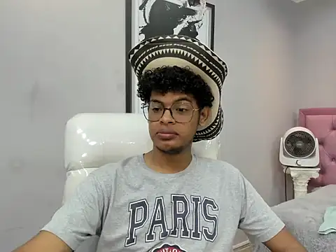 Snapshot of boylittle19cm chatting on October 2025 12:37:02 PM boylittle19cm online show from October 2025 12:37:02 PM