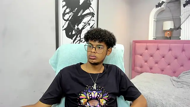 Snapshot of boylittle19cm chatting on October 2025 01:18:01 PM boylittle19cm online show from October 2025 01:18:01 PM