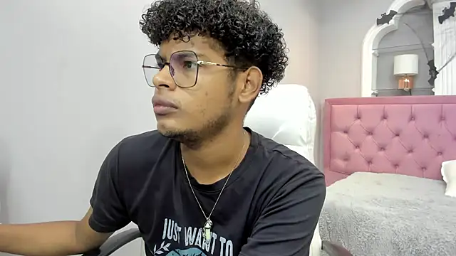 Snapshot of boylittle19cm chatting on October 2025 12:33:01 PM boylittle19cm online show from October 2025 12:33:01 PM